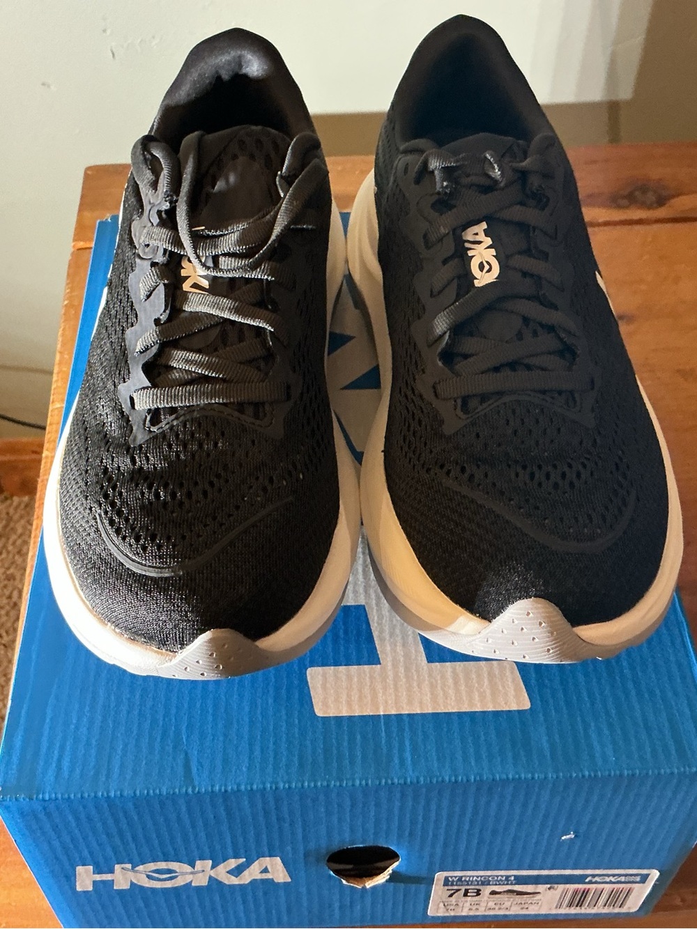 Hoka One Rincon 4 Black and White Athletic Running Shoes women’s 6.5